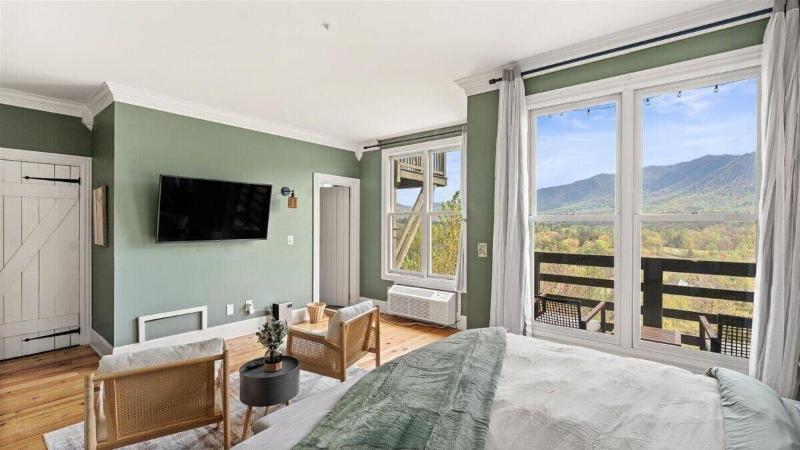 Laurel Valley Mountain Retreat image