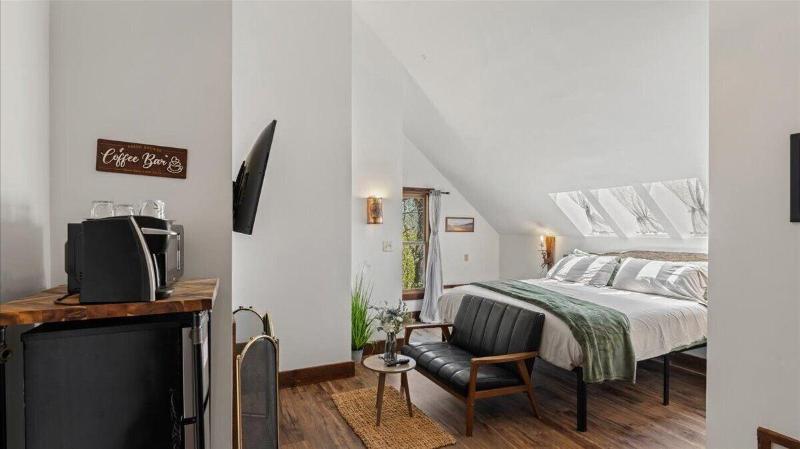 Laurel Valley Mountain Retreat image