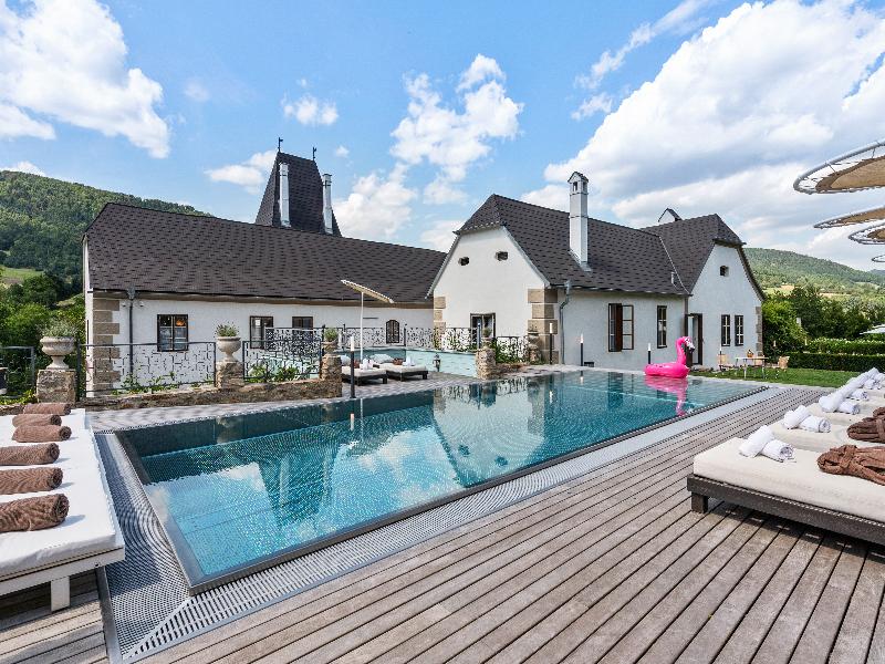 Le Petit Ivy Five Bedroom Château