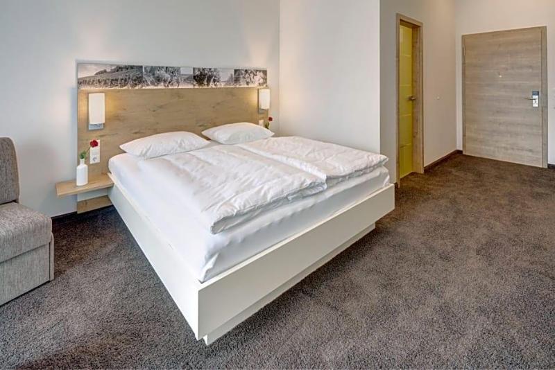 Vinotel Heinz J Schwab image