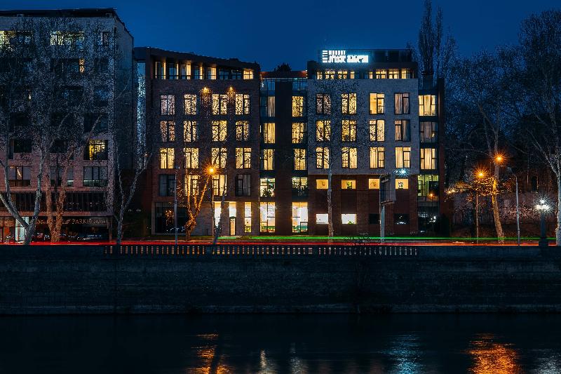 Hotel Monday — general view