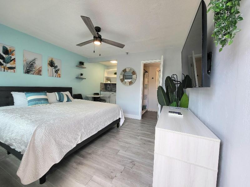 Barefoot Mailman Motel image