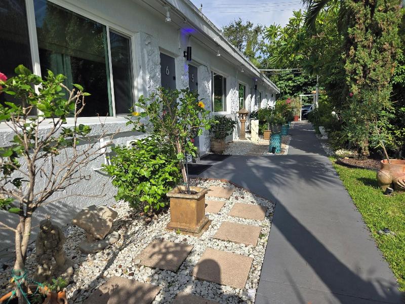 Barefoot Mailman Motel image