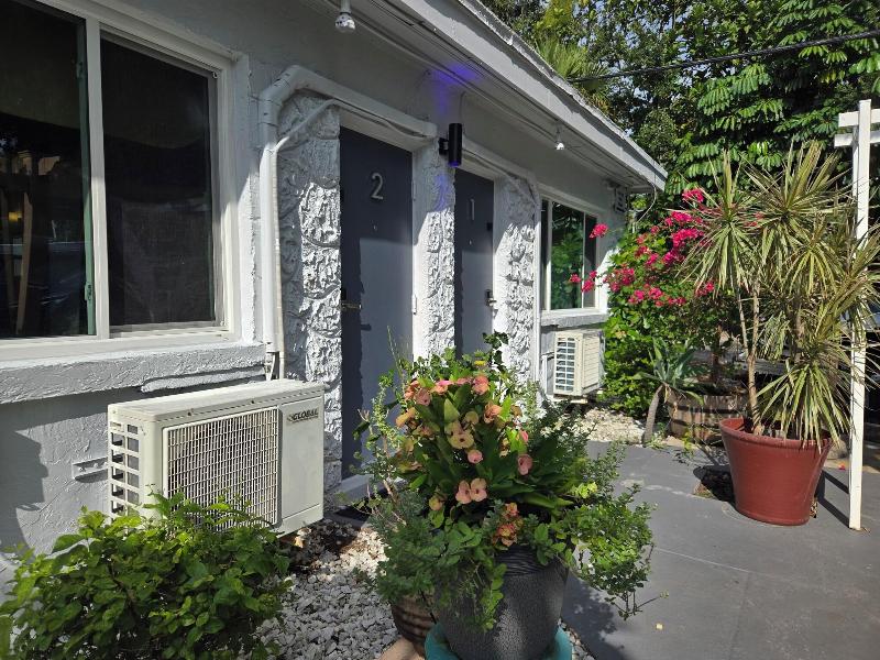 Barefoot Mailman Motel image