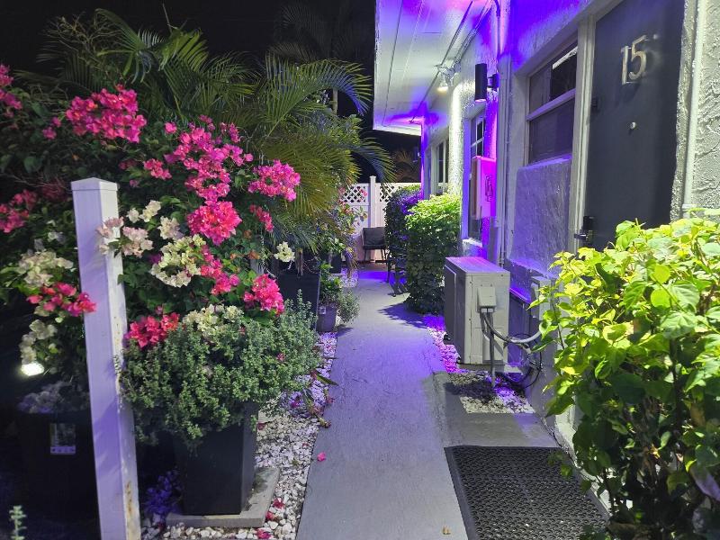 Barefoot Mailman Motel image