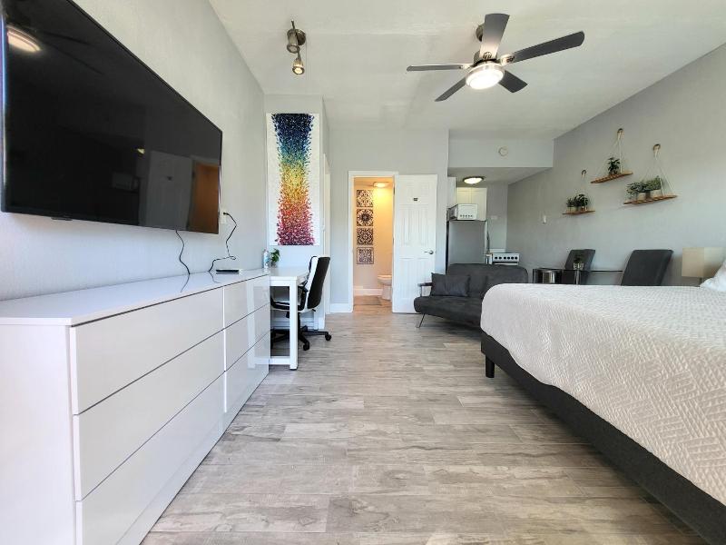 Barefoot Mailman Motel image