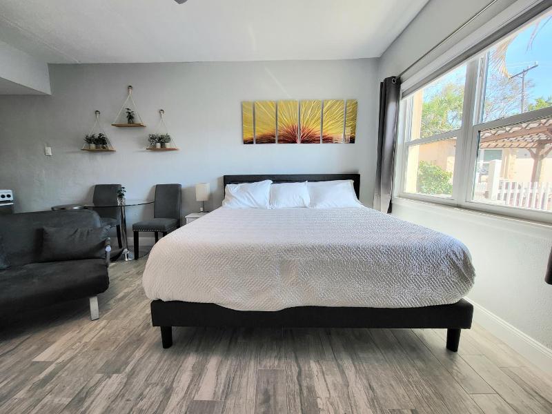 Barefoot Mailman Motel image