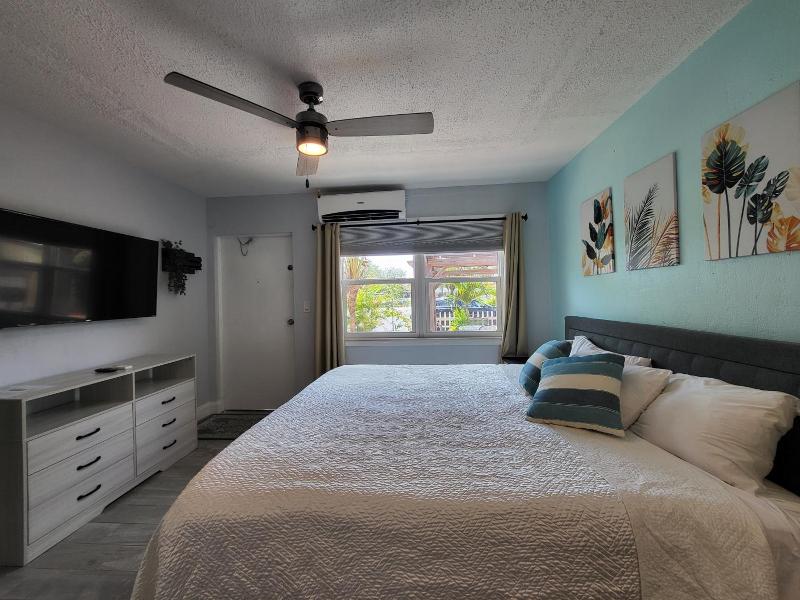 Barefoot Mailman Motel image