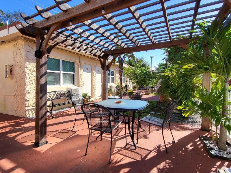 Barefoot Mailman Motel image