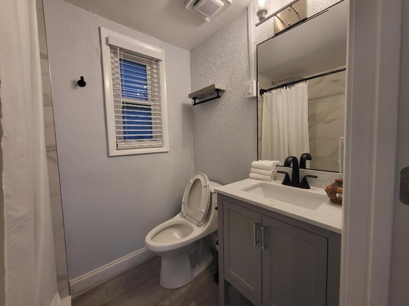 Barefoot Mailman Motel image