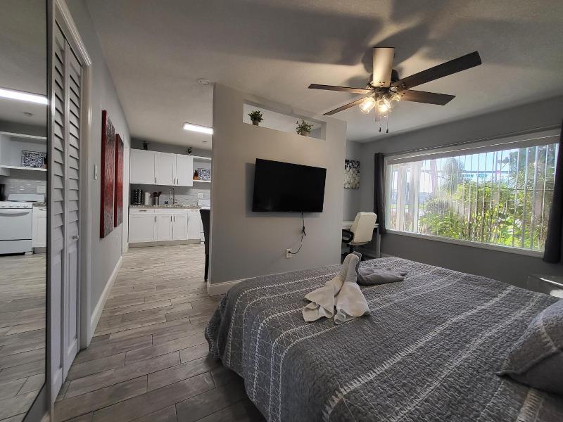 Barefoot Mailman Motel image