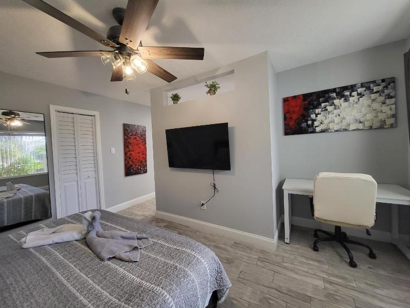 Barefoot Mailman Motel image