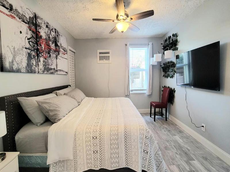 Barefoot Mailman Motel image