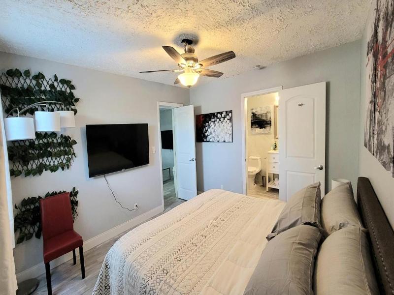 Barefoot Mailman Motel image