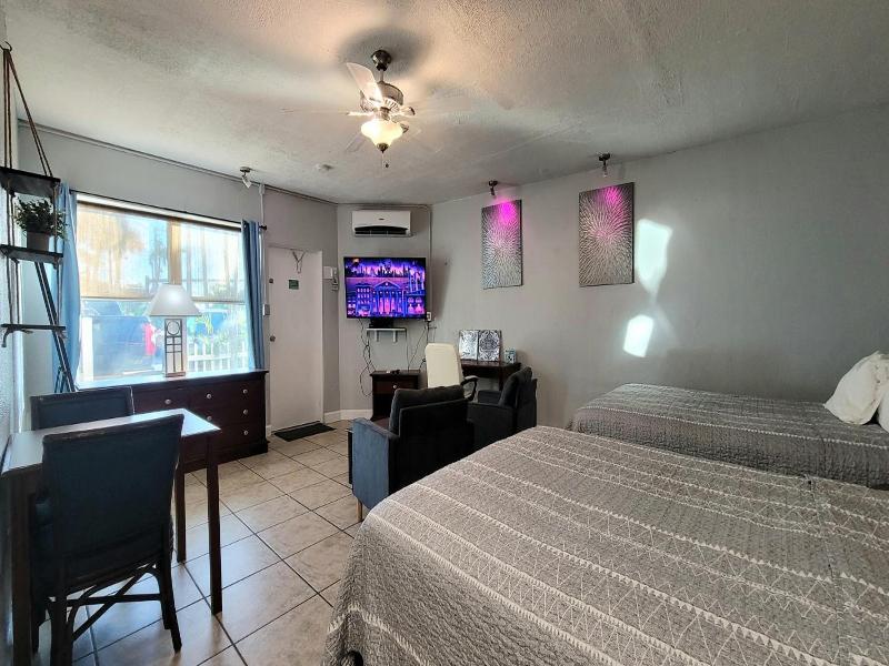 Barefoot Mailman Motel image