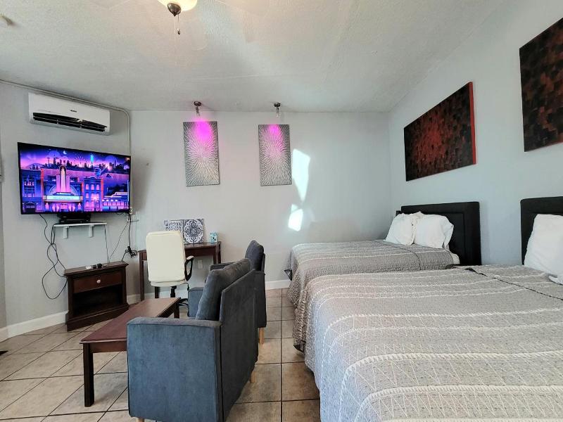 Barefoot Mailman Motel image