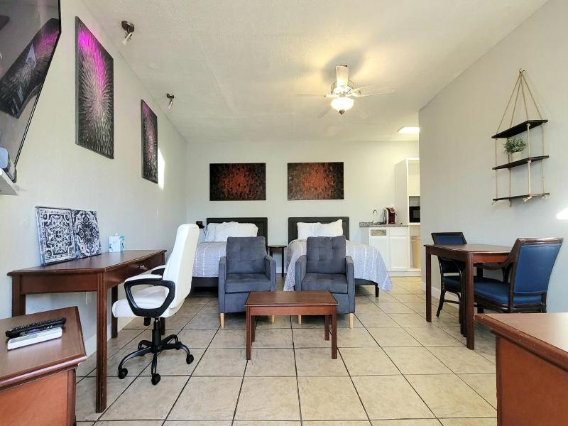 Barefoot Mailman Motel image