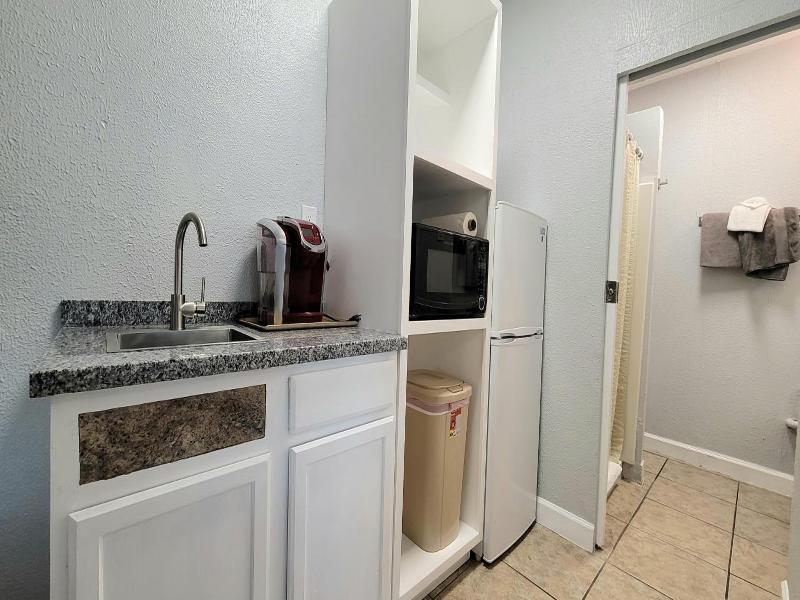 Barefoot Mailman Motel image