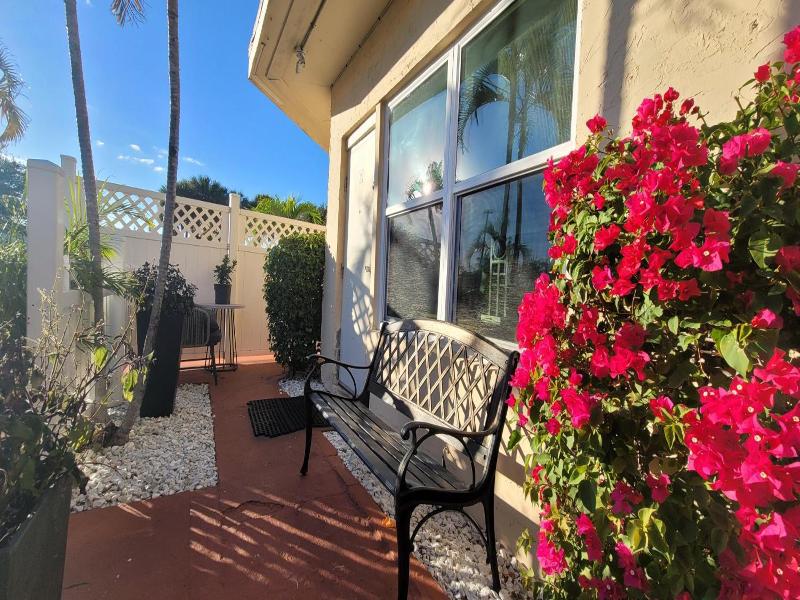 Barefoot Mailman Motel image