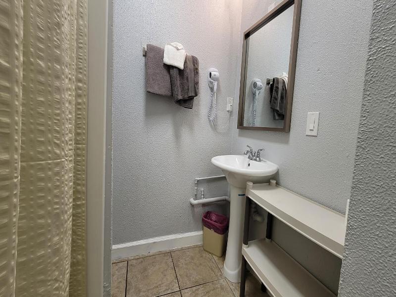 Barefoot Mailman Motel image
