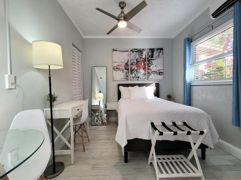 Barefoot Mailman Motel image