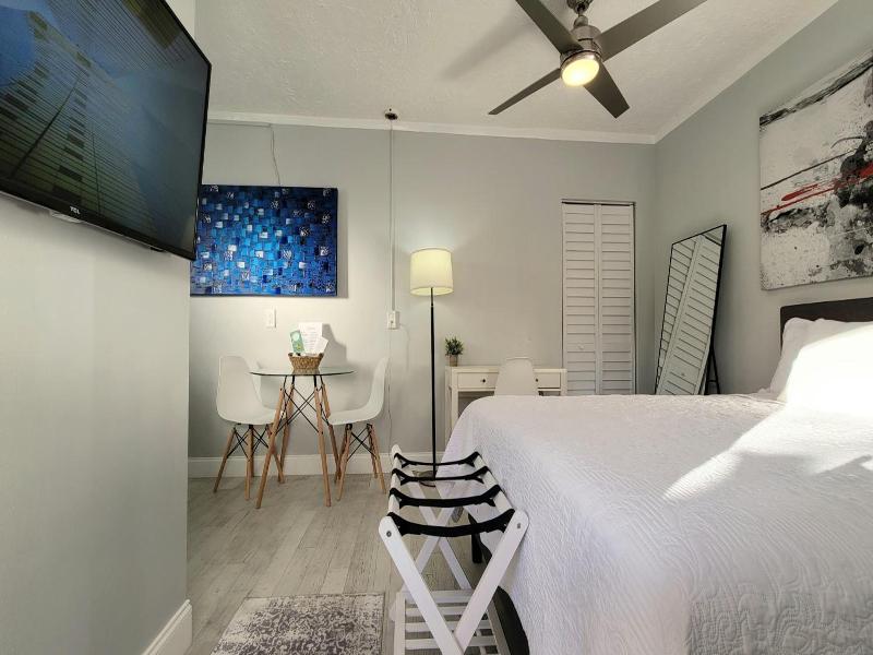 Barefoot Mailman Motel image