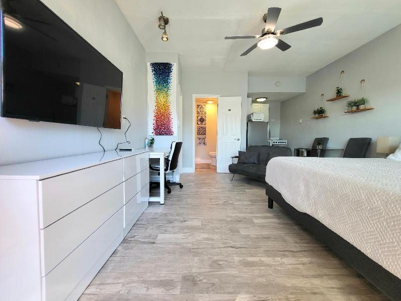 Barefoot Mailman Motel image
