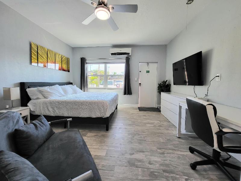 Barefoot Mailman Motel image