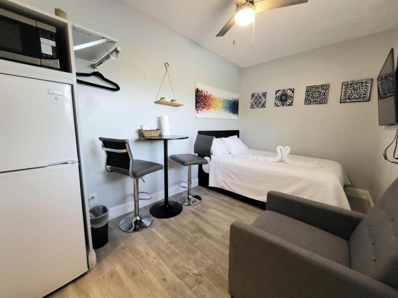 Barefoot Mailman Motel image