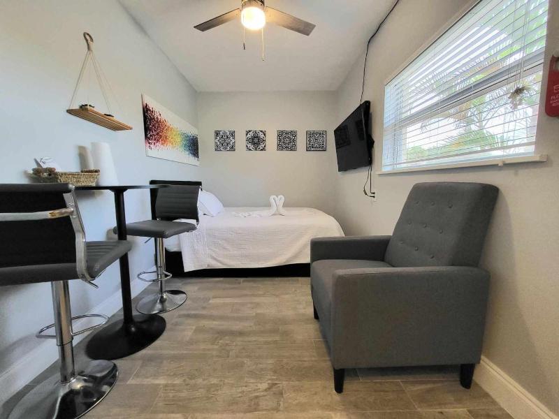 Barefoot Mailman Motel image