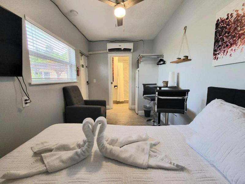 Barefoot Mailman Motel image