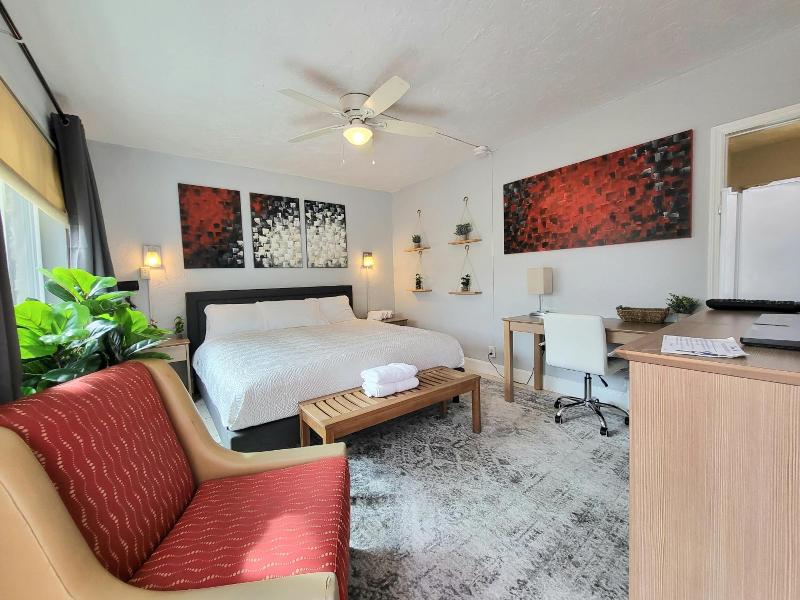 Barefoot Mailman Motel image