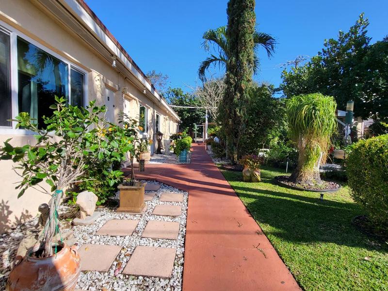 Barefoot Mailman Motel image