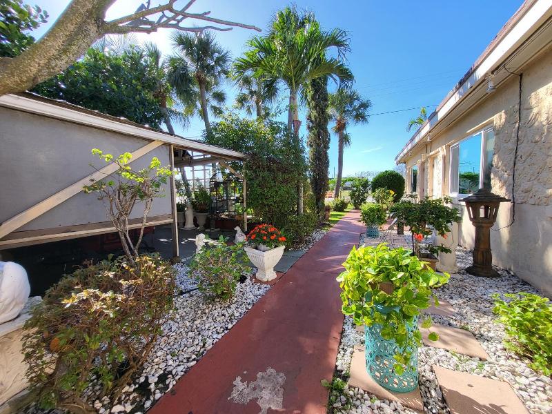 Barefoot Mailman Motel image