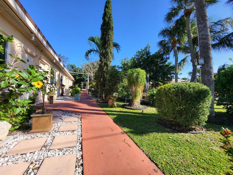 Barefoot Mailman Motel image