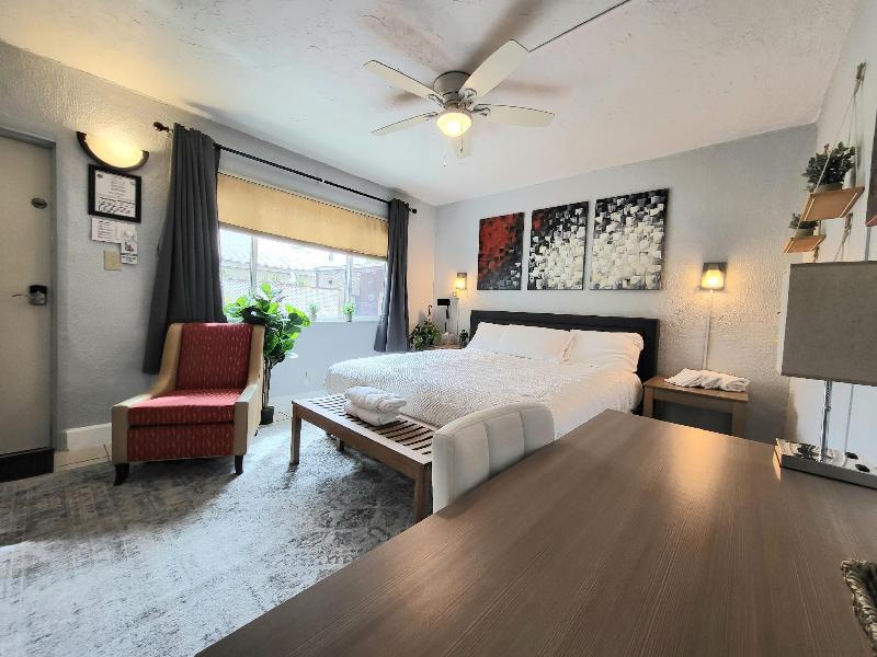 Barefoot Mailman Motel image