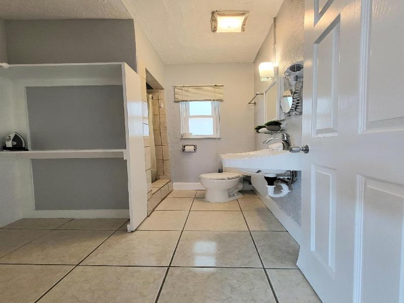 Barefoot Mailman Motel image