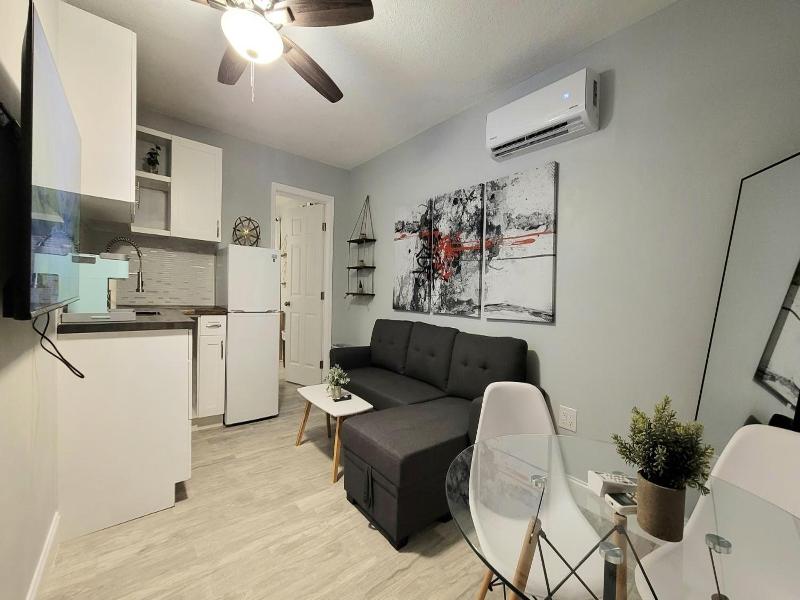 Barefoot Mailman Motel image