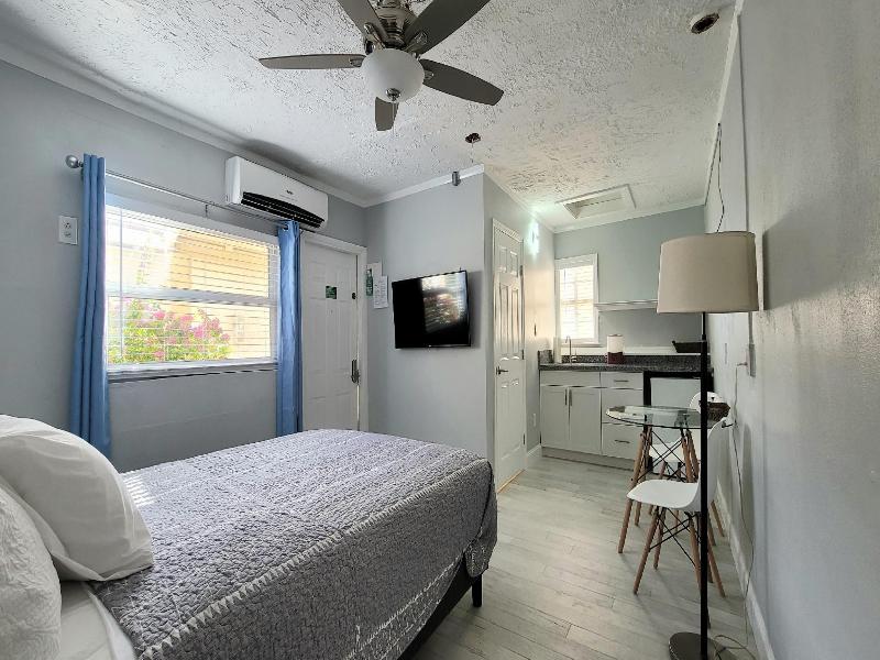 Barefoot Mailman Motel image