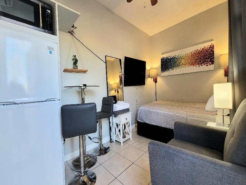 Barefoot Mailman Motel image