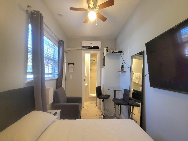 Barefoot Mailman Motel image