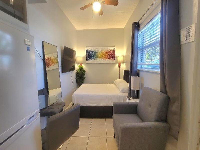 Barefoot Mailman Motel image