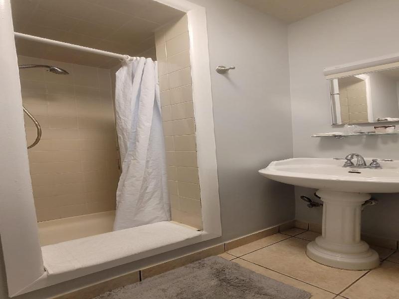 Barefoot Mailman Motel image