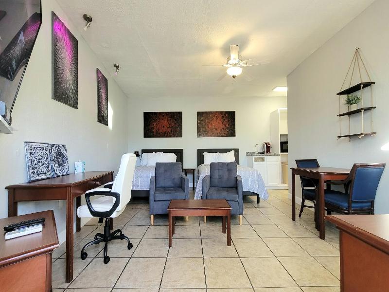 Barefoot Mailman Motel image