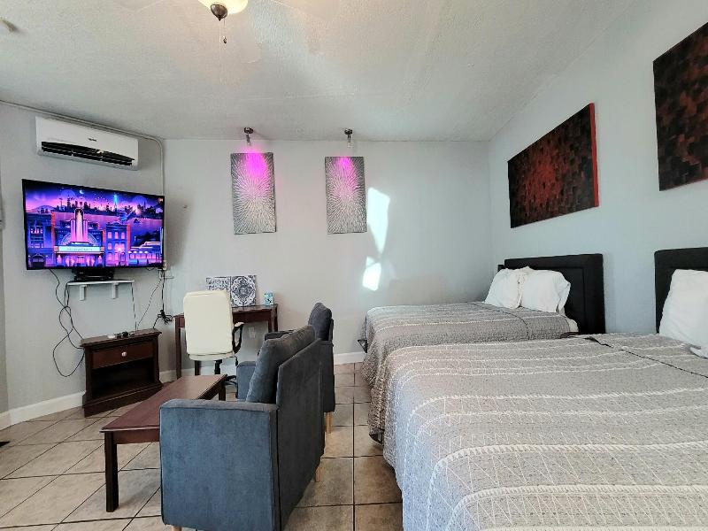 Barefoot Mailman Motel image