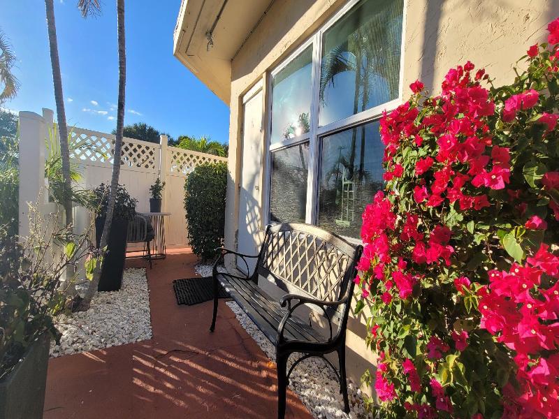 Barefoot Mailman Motel image