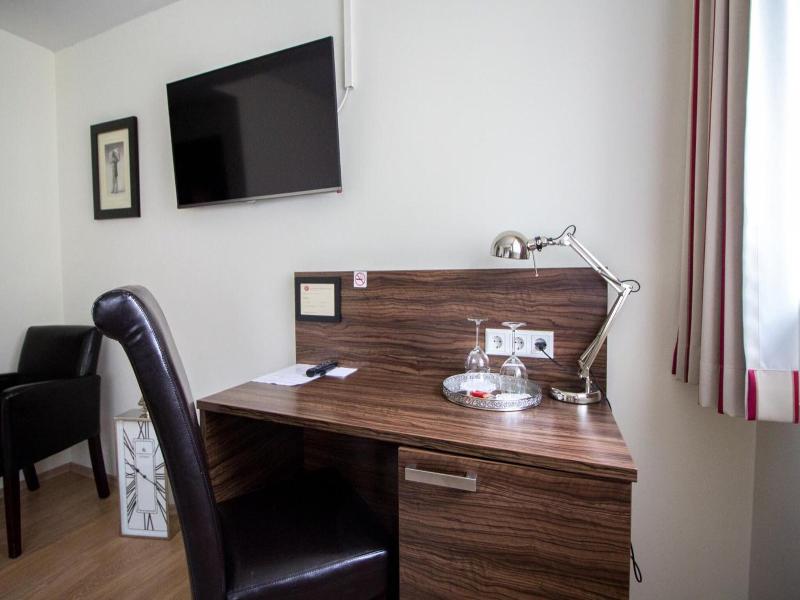 Landhotel Wolfschlugen image