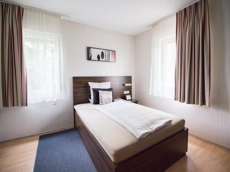 Landhotel Wolfschlugen image