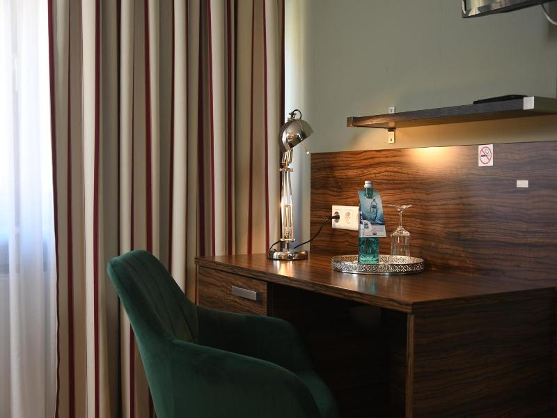 Landhotel Wolfschlugen image