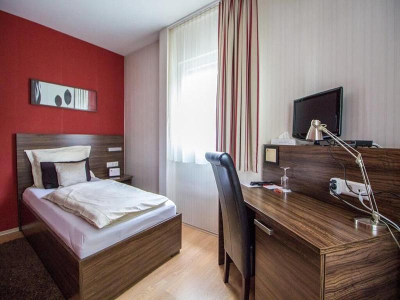 Landhotel Wolfschlugen image